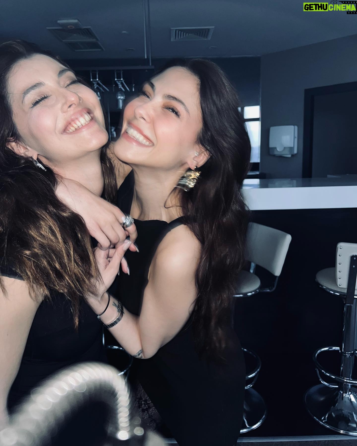 Dilara Aksüyek Instagram - En yakın kız arkadaşınız sizi hayatta tutar. En iyi arkadaş etiketleme postu :)))