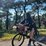 Dilara Büyükbayraktar Instagram - Salcano bul beni 🚲 #bisiklet #tur #canimannem #princessisland #bycicle