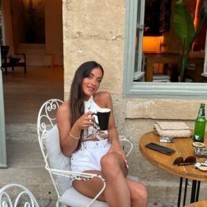 Dilara Büyükbayraktar Instagram - 2022'ye ancak veda ediyorum. Paylaşamadığım çok kişi, sığdıramadığım çok anı var.  Müthiştin. Sırada daha müthişi var 🤞🏻🧿

#2022 #2022dump #canımannem #tv8