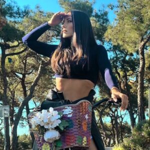 Dilara Büyükbayraktar Instagram - Oradaaaağ bir köy var uzaktaaaaağ