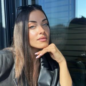 Dilara Büyükbayraktar Instagram - İçimde çalan jingle " Yeni Algida classic extra "
Teşekkürler ☘️