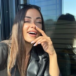 Dilara Büyükbayraktar Instagram - İçimde çalan jingle " Yeni Algida classic extra "
Teşekkürler ☘️