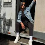 Dilara Büyükbayraktar Instagram - Sanki hiç yokmuş gibi biraz daha karavan fotosu atayım ✌🏼😎 📸: @burakserv #canimannem #tv8 #saranstudios #stellaryapım #karavan #set #sethalleri #dizi #diziçekimekibi