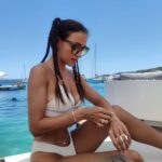 Dilara Büyükbayraktar Instagram - 3.fotoda ege denizine hediye ettiğim bilekliklerime son kez bakıyorum 🥲