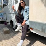 Dilara Büyükbayraktar Instagram - Sanki hiç yokmuş gibi biraz daha karavan fotosu atayım ✌🏼😎 📸: @burakserv #canimannem #tv8 #saranstudios #stellaryapım #karavan #set #sethalleri #dizi #diziçekimekibi