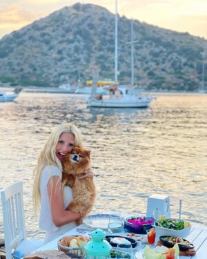 Dilara Öztunç Instagram - @yesimoztunc 🥰♥️ @gina_crazy_dog 🌸🥳