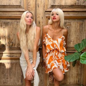 Dilara Öztunç Instagram - SS’22 #bestfriends #forever #barbie  @nianburuk 🥂