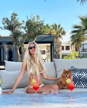 Dilara Öztunç Instagram - ☀️ 🍹 @yesimoztunc @gina_crazy_dog