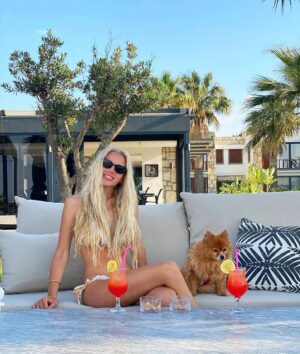 Dilara Öztunç Instagram - ☀️ 🍹 @yesimoztunc @gina_crazy_dog