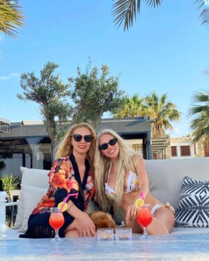 Dilara Öztunç Instagram - ☀️ 🍹 @yesimoztunc @gina_crazy_dog