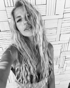 Dilara Öztunç Instagram - 🎤 🎼 bir şarkı ; @gokcekilincer ‘den gelsin