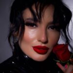 Dilara Kazimova Instagram - Hər birimizin işıqlı və qaranlıq tərəfləri var. Və biz onların hər birini qəbul edib sevməliyik. Özünüzü olduğunuz kimi qəbul edin və bütün qüsurlarınızı bağışlayın💟😻 Make:@kryolan_ilhame @instudio.az Hair:@instudio_anar @nigar._ibrahimova Photo::@aliyusub.films #dilarakazimova #kesfetteyiz #dilara
