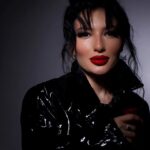 Dilara Kazimova Instagram - Hər birimizin işıqlı və qaranlıq tərəfləri var. Və biz onların hər birini qəbul edib sevməliyik. Özünüzü olduğunuz kimi qəbul edin və bütün qüsurlarınızı bağışlayın💟😻 Make:@kryolan_ilhame @instudio.az Hair:@instudio_anar @nigar._ibrahimova Photo::@aliyusub.films #dilarakazimova #kesfetteyiz #dilara