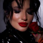 Dilara Kazimova Instagram – Hər birimizin işıqlı və qaranlıq tərəfləri var.  Və biz onların hər birini qəbul edib sevməliyik.  Özünüzü olduğunuz kimi qəbul edin və bütün qüsurlarınızı bağışlayın💟😻

Make:@kryolan_ilhame @instudio.az 
Hair:@instudio_anar @nigar._ibrahimova 
Photo::@aliyusub.films 

#dilarakazimova #kesfetteyiz #dilara
