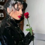 Dilara Kazimova Instagram - Hər birimizin işıqlı və qaranlıq tərəfləri var. Və biz onların hər birini qəbul edib sevməliyik. Özünüzü olduğunuz kimi qəbul edin və bütün qüsurlarınızı bağışlayın💟😻 Make:@kryolan_ilhame @instudio.az Hair:@instudio_anar @nigar._ibrahimova Photo::@aliyusub.films #dilarakazimova #kesfetteyiz #dilara