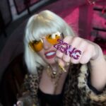 Dilara Kazimova Instagram - Alooo😅📞💘ZENG--ZENG gelir☎️📞💘Saçımın rəngini dəyişdim. 😉 Yeni layihə üçün bu addımı atdım. ☎️📞💘🎬💥 Bu imicimi çox sevdim və inanıram ki, sizdə sevəcəksiniz 😍💫 📞📞☎️☎️ ZENG--ZENG☎️📞 @fidanaliva @mariamfeyziyeva @sensum.photoart @pink_accessories_baku @haku.ma1ik @kamranibrahimv @musicbybeat @fidanosman___ @gozeljavad @gunelmalik_ @he_accessories @sabir_jabrayilov @elton.haciyev_ @amalalili #dilara #dilarakazimova #zeng #dilarazeng