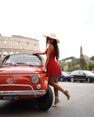 Dilara Kazimova Instagram - Miss 💛

Photo by @miri.take @jsphotovenice

#kolizey #italy #travel #summer
