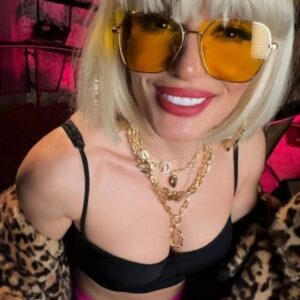 Dilara Kazimova Instagram - ZENG--ZENG☎️☎️☎️📞 15.03.2024
ALOOOOO😅💖💘

#dilara #dilarakazimova #pink #blond #foryou #instanew #baku #zengdeng