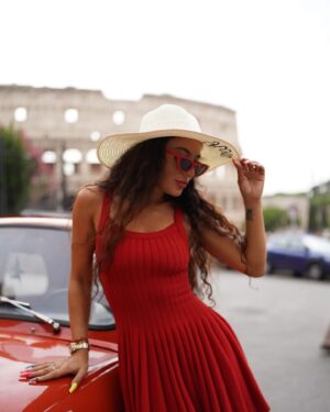 Dilara Kazimova Instagram - Miss 💛

Photo by @miri.take @jsphotovenice

#kolizey #italy #travel #summer