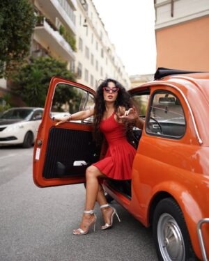 Dilara Kazimova Instagram - Miss 💛

Photo by @miri.take @jsphotovenice

#kolizey #italy #travel #summer