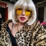 Dilara Kazimova Instagram - Hər birimizin bir çox şəxsiyyəti var😉Bu gün kimsən?🫠 ZENG--ZENG klipinin Kadr arxasi 🤩🤑 Make up:@gozeljavad Hair:@gunelmalik_ Styling:@dilarakazimova @fidanosman___ Assistant:@mua_mina__ Location:@sensum.photoart Accessories:@pink_accessories_baku @he_accessories #dilarakazımova #dilara #zengzeng #dilarazeng