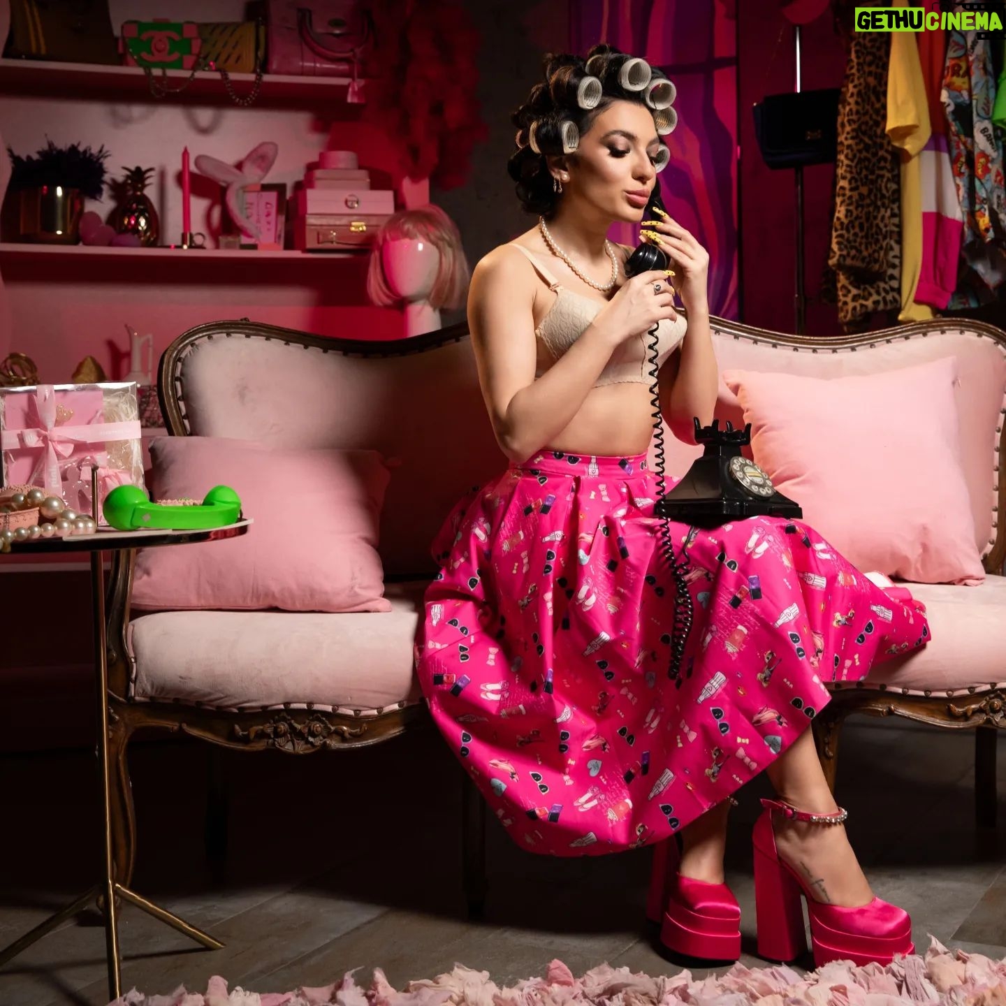 Dilara Kazimova Instagram - Pink is in the air💘💜💖💟📞☎️ZENG--ZENG Make:@gozeljavad Hairstyle:@gunelmalik_ Location:@sensum.photoart Photo:@sensum.photoart @sabir_jabrayilov Dekor:@pink_accessories_baku @he_accessories @sevashkab Styling:@dilarakazimova @fidanosman___ Produsser&manager:@mariamfeyziyeva Press:@elton.haciyev_ DILARA TEAM:@alikhanov.vusal @mua_mina__ @fatimaamirlii #dilara #dilarakazımova #dilarazeng #zengzeng #baku