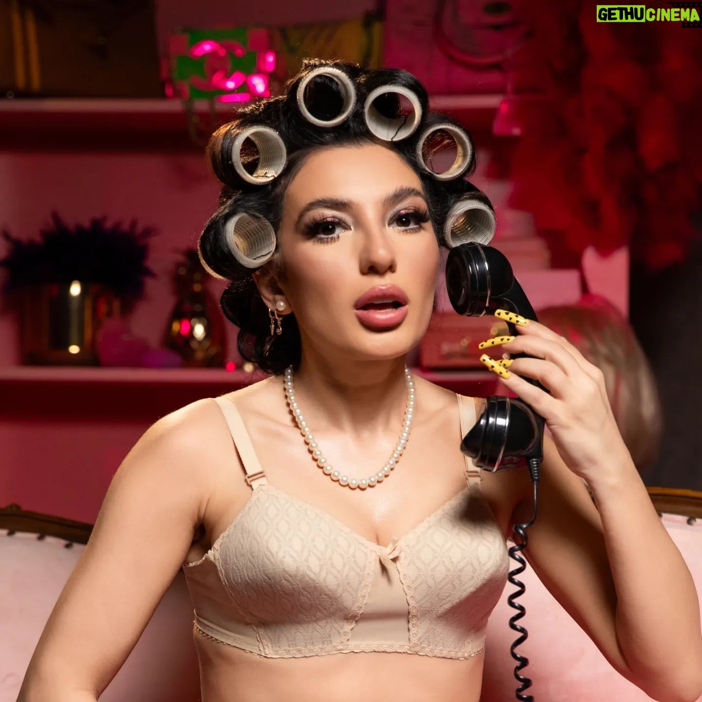 Dilara Kazimova Instagram - Pink is in the air💘💜💖💟📞☎️ZENG--ZENG Make:@gozeljavad Hairstyle:@gunelmalik_ Location:@sensum.photoart Photo:@sensum.photoart @sabir_jabrayilov Dekor:@pink_accessories_baku @he_accessories @sevashkab Styling:@dilarakazimova @fidanosman___ Produsser&manager:@mariamfeyziyeva Press:@elton.haciyev_ DILARA TEAM:@alikhanov.vusal @mua_mina__ @fatimaamirlii #dilara #dilarakazımova #dilarazeng #zengzeng #baku