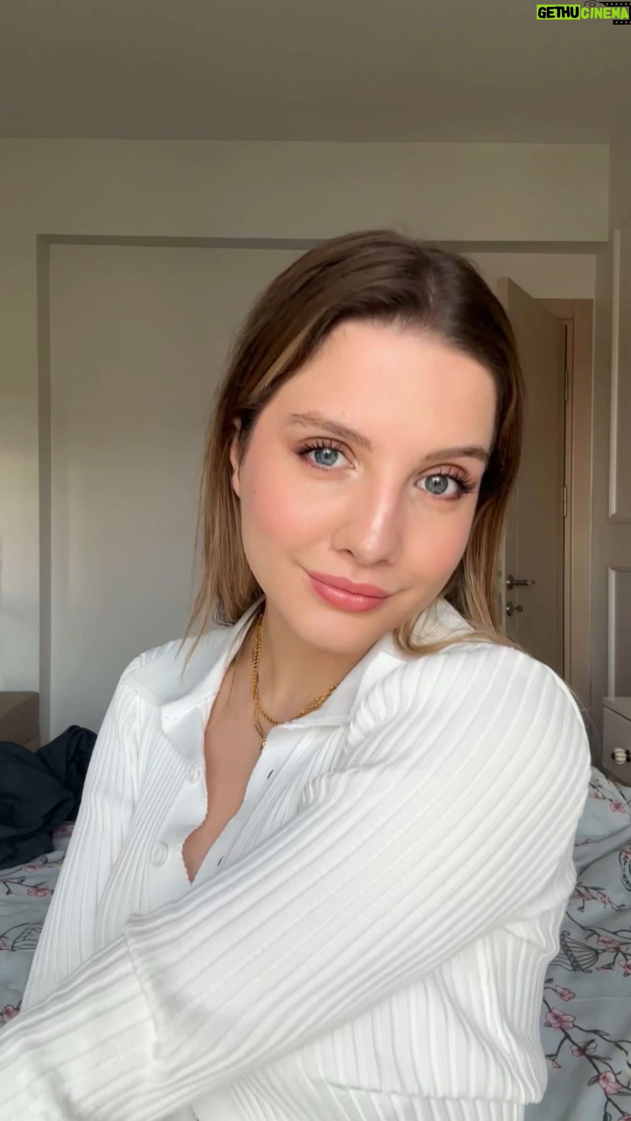 Dilara Kurtulmuş Instagram - Benimle makyaj🤍✨