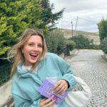 Dilara Kurtulmuş Instagram - Severek kullandığım, acısız bir şekilde, pürüzsüz ve yumuşacık bir cilt sağlayan Gillette Venus Comfortglide Breeze’i bedavaya alabilirsiniz nasıl mı? Dilediğiniz bir marketten Gillette Venus ürünlerinden alın, fişini saklayın. Burası önemli. Kadınlarbilir.com adresine fiş fotoğrafını ekleyip, banka bilgilerinizi girin. İşte bu kadar. İadesi banka hesabınıza yapılıyor.💜 Ücretsiz olduğu için yanında aldığım 4’lü yedek bıçak seti ile de yaza kadar pürüzsüzlüğü garantilemiş oldum.🫶🏼 @gillettevenustr #işbirliği