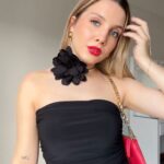 Dilara Kurtulmuş Instagram - Size sevgililer günü için harika bir kombin önerisiyle geldim! 😍 Siyahtan vazgeçemiyorum ama kırmızı da olmazsa olmaz. Üzerimdeki ürünlere TrendyolMilla üzerinden ulaşabilirsiniz 🫶🏼 Ps: Sadece sevgililer günü değil yılbaşı, doğum günü, kız kıza eğlence her güne uyacak bu kombin ❤️ @trendyolmilla #işbirliği