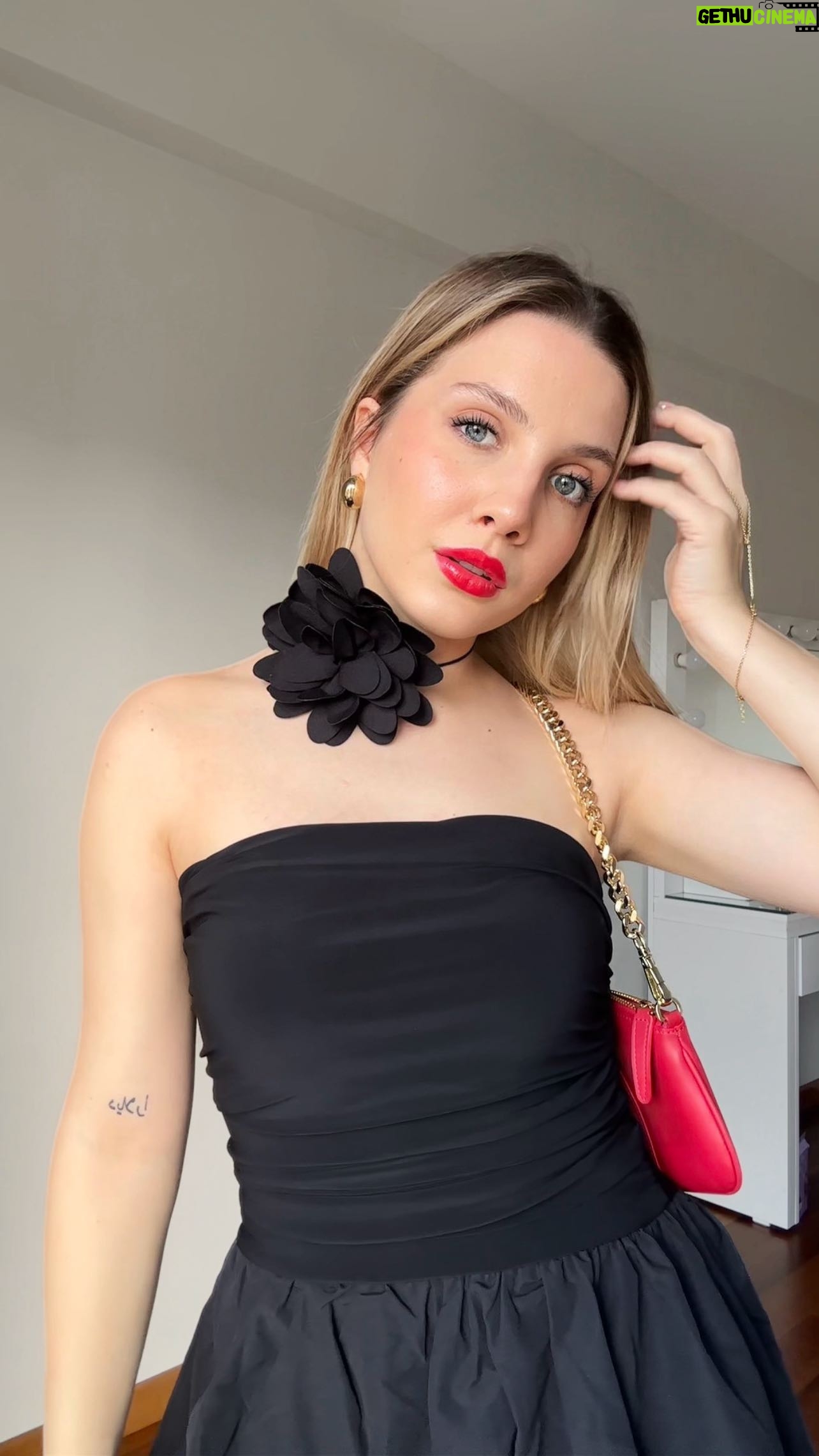 Dilara Kurtulmuş Instagram - Size sevgililer günü için harika bir kombin önerisiyle geldim! 😍 Siyahtan vazgeçemiyorum ama kırmızı da olmazsa olmaz. Üzerimdeki ürünlere TrendyolMilla üzerinden ulaşabilirsiniz 🫶🏼 Ps: Sadece sevgililer günü değil yılbaşı, doğum günü, kız kıza eğlence her güne uyacak bu kombin ❤️ @trendyolmilla #işbirliği