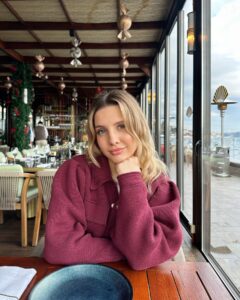 Dilara Kurtulmuş Instagram - Galeride kalmasın🩶