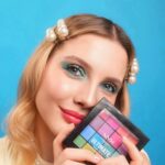 Dilara Kurtulmuş Instagram - Bugün Nyx Ultimate Shadow Palette ile hayata biraz renk kattım! 💙 Yumuşacık dokusuyla, capcanlı tonlarıyla ve yoğun pigmentleriyle renkli kombinlerin, eğlenceli planların en güzel ürünü 🤩 Usteliiik Nyx ürünleri bugün itibariyle 750 TL’ye 150 TL ve @’a varan indirim fırsatları ile Hepsiburada’da satışta! 🥳 En sevdiğimiz makyaj markası tek tık uzağımızda 💫 Bu makyaj benim enerjimi yükseltti, siz nasıl buldunuuz? 🤍🎊 Favori Nyx urunlerinizi yorumlarda bekliyorum 😍 @hepsiburada #işbirliği