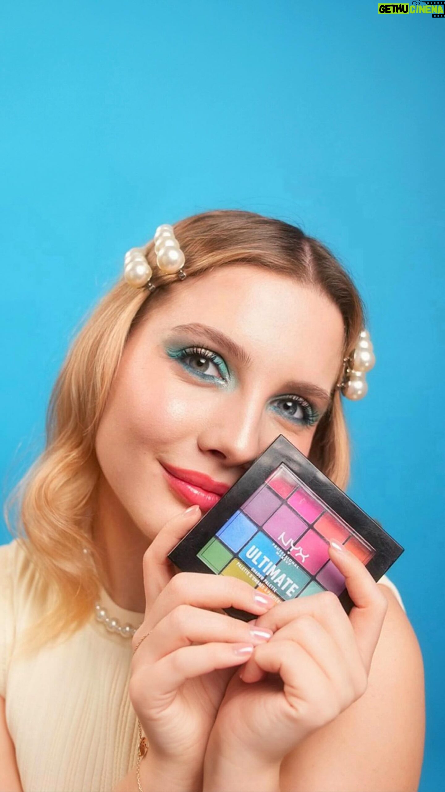Dilara Kurtulmuş Instagram - Bugün Nyx Ultimate Shadow Palette ile hayata biraz renk kattım! 💙 Yumuşacık dokusuyla, capcanlı tonlarıyla ve yoğun pigmentleriyle renkli kombinlerin, eğlenceli planların en güzel ürünü 🤩 Usteliiik Nyx ürünleri bugün itibariyle 750 TL’ye 150 TL ve @’a varan indirim fırsatları ile Hepsiburada’da satışta! 🥳 En sevdiğimiz makyaj markası tek tık uzağımızda 💫 Bu makyaj benim enerjimi yükseltti, siz nasıl buldunuuz? 🤍🎊 Favori Nyx urunlerinizi yorumlarda bekliyorum 😍 @hepsiburada #işbirliği