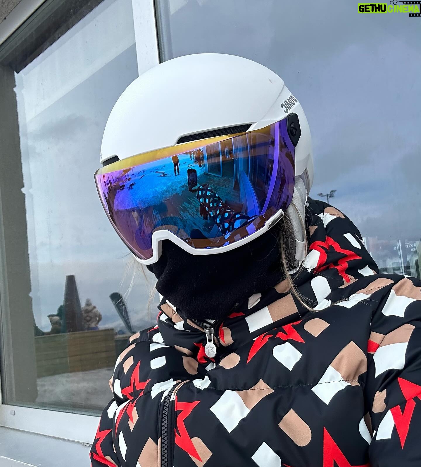 Dilara Kurtulmuş Instagram - Tatilden son fotoğraf da geldi🤍 Bu sefer dump şeklinde ⛷️