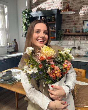 Dilara Kurtulmuş Instagram - Bayram çiçeğiniz🌸