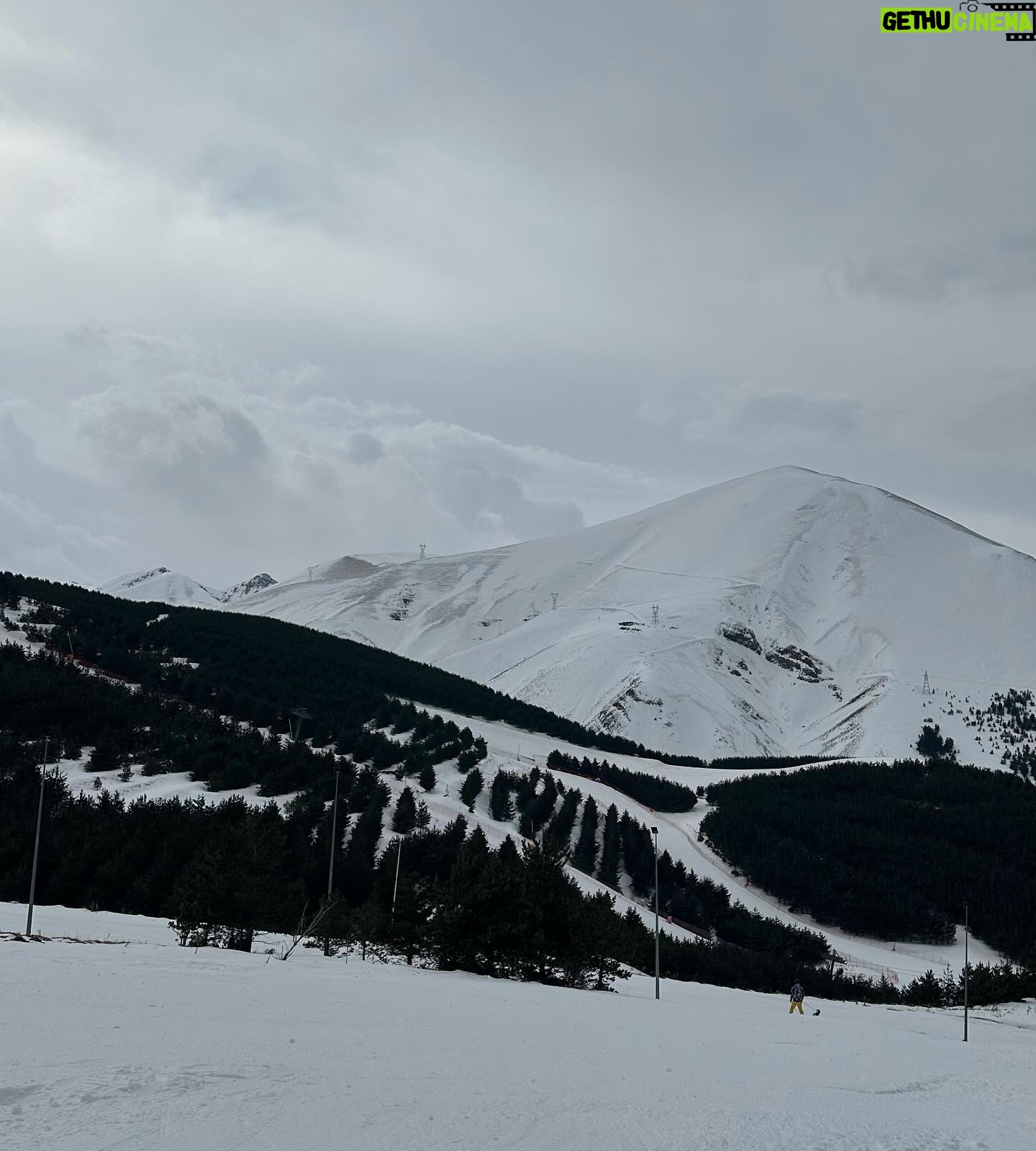Dilara Kurtulmuş Instagram - Tatilden son fotoğraf da geldi🤍 Bu sefer dump şeklinde ⛷️
