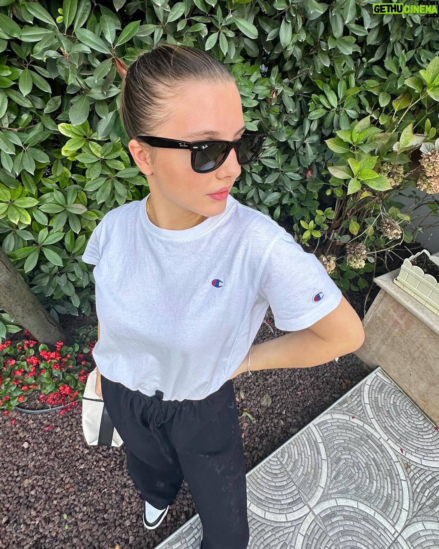 Dilara Kurtulmuş Instagram - Kasım ayında hala yaz gibi gezebiliyoruz🙃