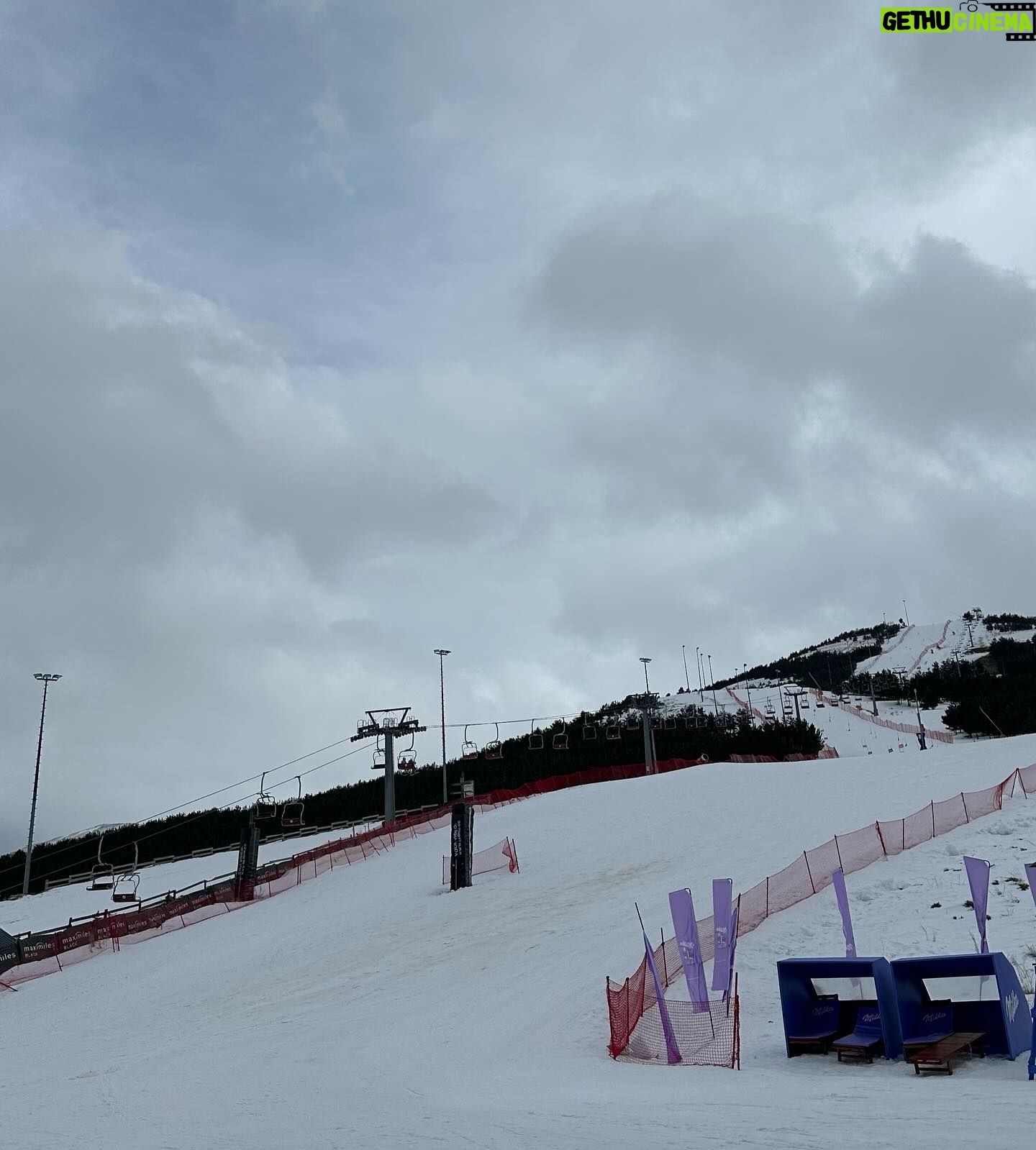 Dilara Kurtulmuş Instagram - Tatilden son fotoğraf da geldi🤍 Bu sefer dump şeklinde ⛷️