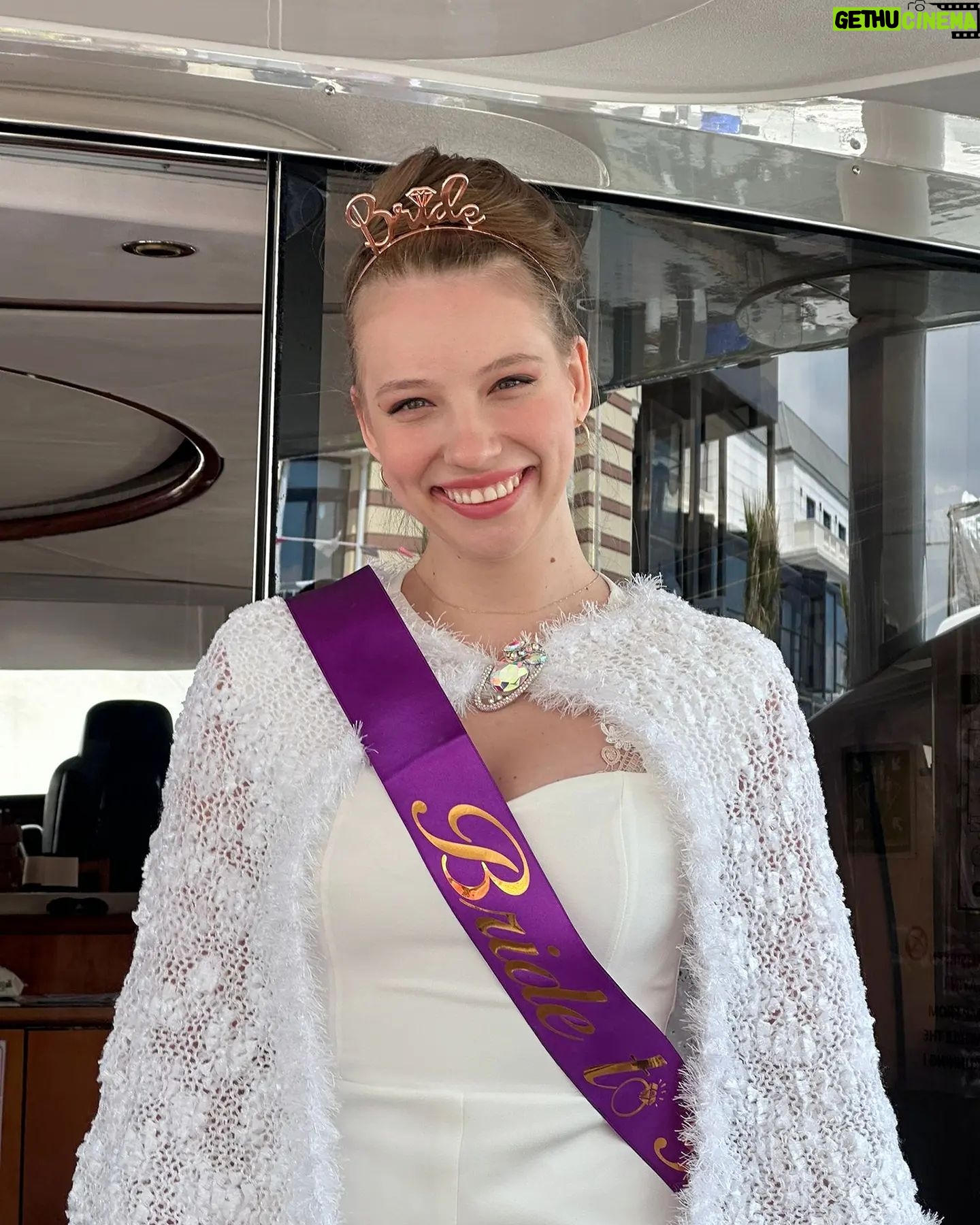Dilara Mücaviroğlu - 3.1K Likes - Bugün hayatımın en büyük sürprizini yaşadım.🤍 Ötesi yok...her şey kusursuzca ayarlanmış, kıyafetime kadar her detay düşünülmüş. Şok içindeydim dakikalarca.. Bugün bekarlığa vedamı tasarlayan, bana bu harikaa sürprizi yapan @disiningucu @doganmucaviroglu @nazliozleyen @erdoganonr @brakuyanik ve annem size minnettarım! İnanılmazsınız💝 Ve bu sürprize ortak olan tüm kız kardeşlerim! @iremaslanhan @anioguztoreli @mugemucaviroglu @nergisturkyilmaz @uguruyanik @emreaksoy_ vee babam iyi ki varsınız...hepinize ne kadar teşekkür etsem azdır! 🫶🏻💜