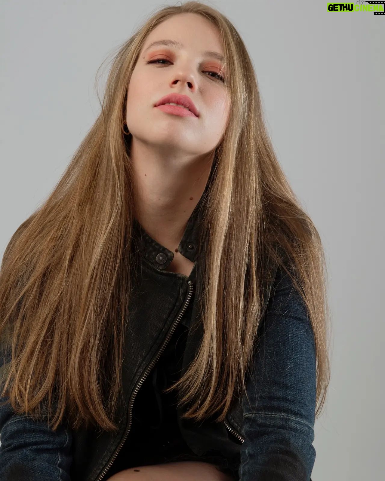 Dilara Mücaviroğlu - 1.7K Likes - 🤍