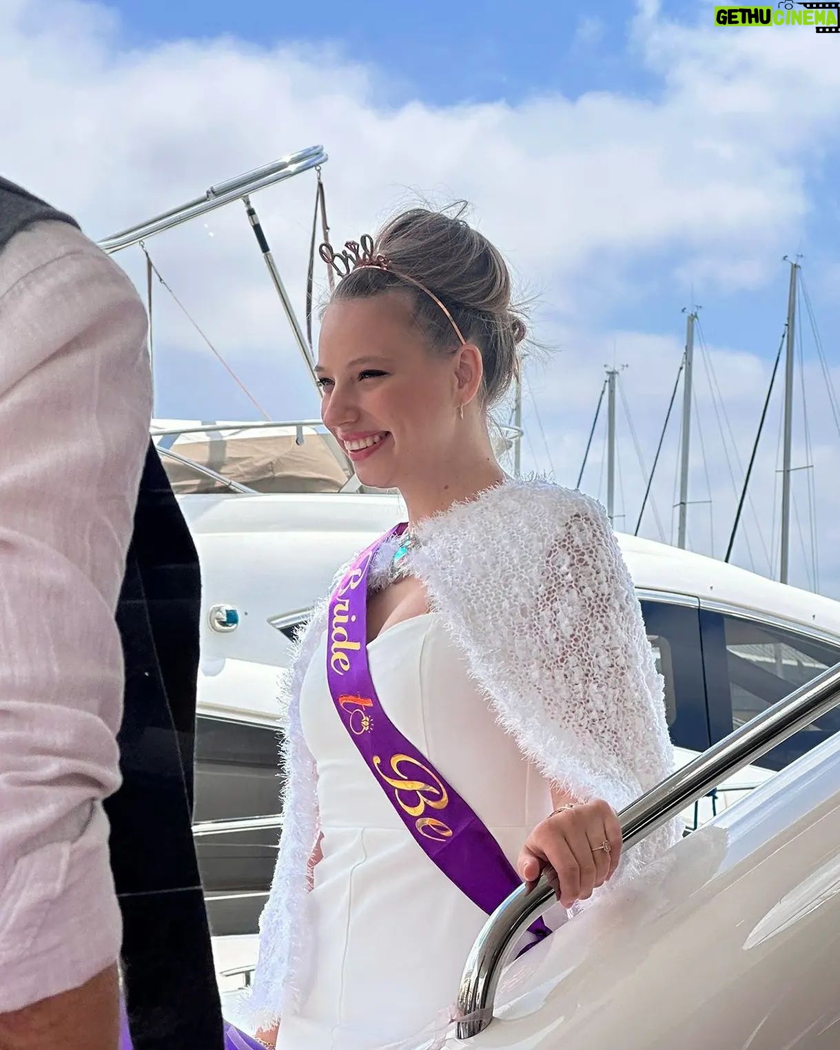 Dilara Mücaviroğlu - 3.1K Likes - Bugün hayatımın en büyük sürprizini yaşadım.🤍 Ötesi yok...her şey kusursuzca ayarlanmış, kıyafetime kadar her detay düşünülmüş. Şok içindeydim dakikalarca.. Bugün bekarlığa vedamı tasarlayan, bana bu harikaa sürprizi yapan @disiningucu @doganmucaviroglu @nazliozleyen @erdoganonr @brakuyanik ve annem size minnettarım! İnanılmazsınız💝 Ve bu sürprize ortak olan tüm kız kardeşlerim! @iremaslanhan @anioguztoreli @mugemucaviroglu @nergisturkyilmaz @uguruyanik @emreaksoy_ vee babam iyi ki varsınız...hepinize ne kadar teşekkür etsem azdır! 🫶🏻💜