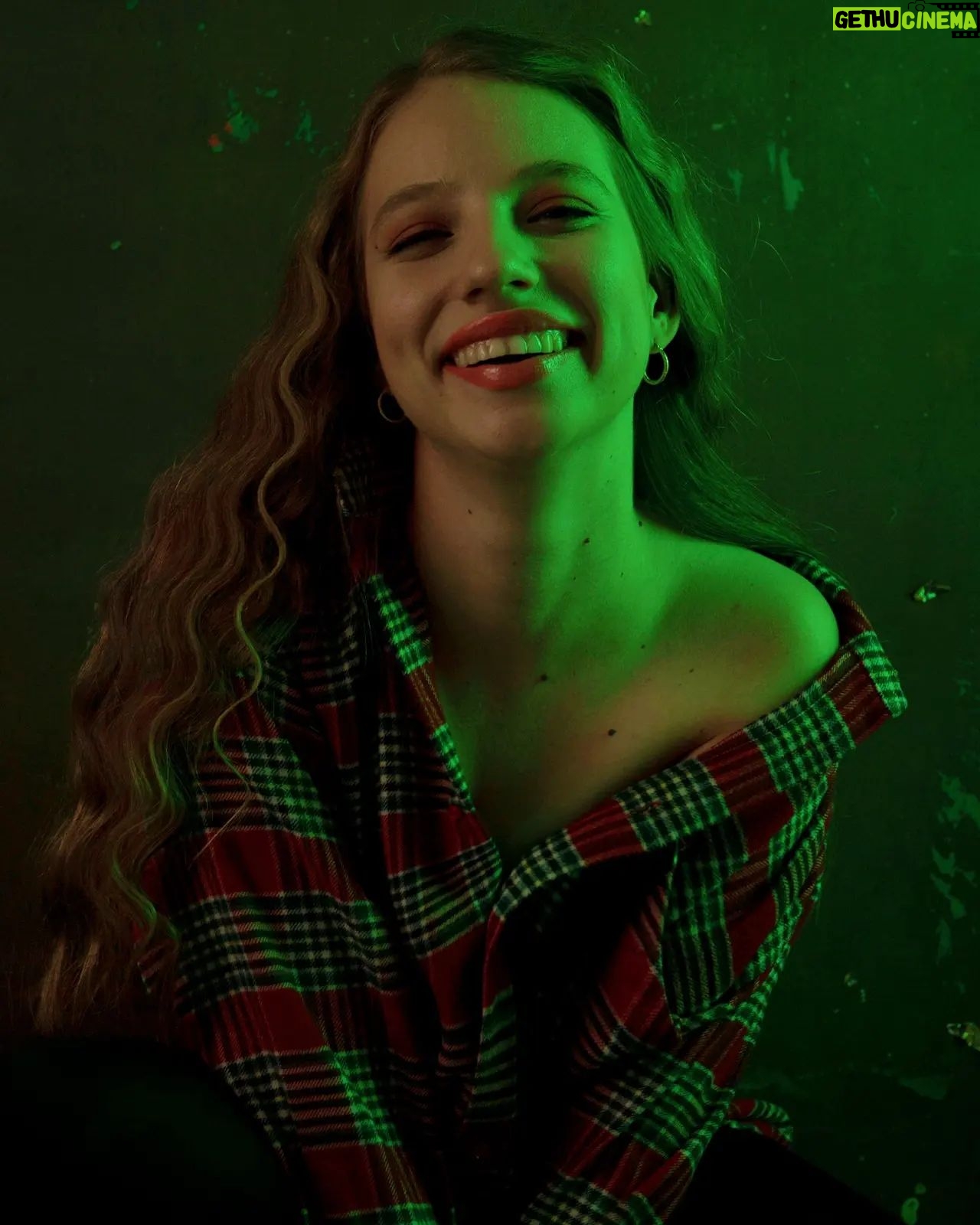 Dilara Mücaviroğlu Instagram - 2023...seni heyecan ile bekliyorum! Tek dileğim çook mutlu olmak! Herkese sağlık ve musmutlu bir yıl diliyorum. Birbirimize ışık saçalım ve yüzümüzden tebessümler hiç eksik olmasın..❤️✨ 📸: @yurtbayenes