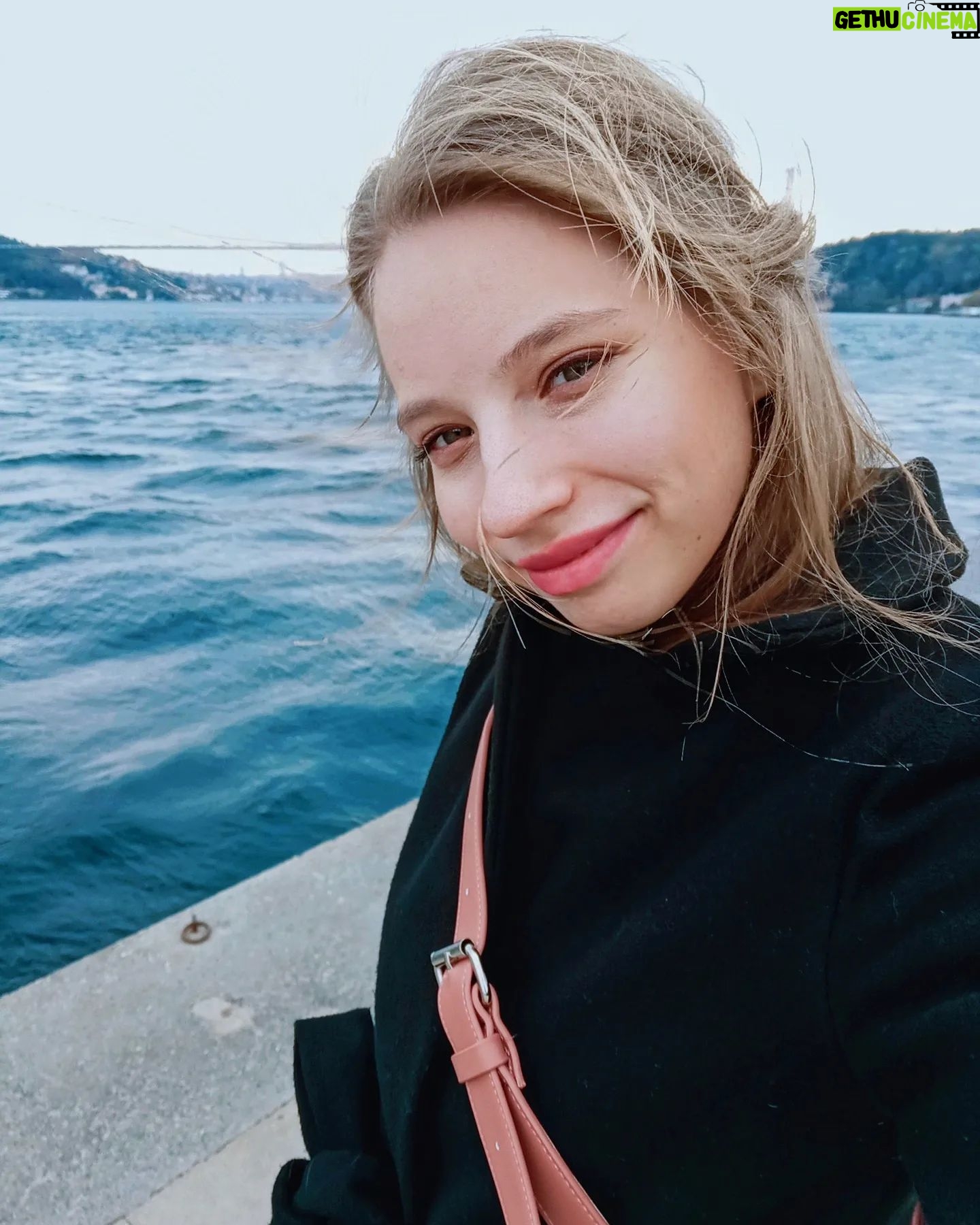 Dilara Mücaviroğlu - 1.2K Likes - 🌊💙💗🌸