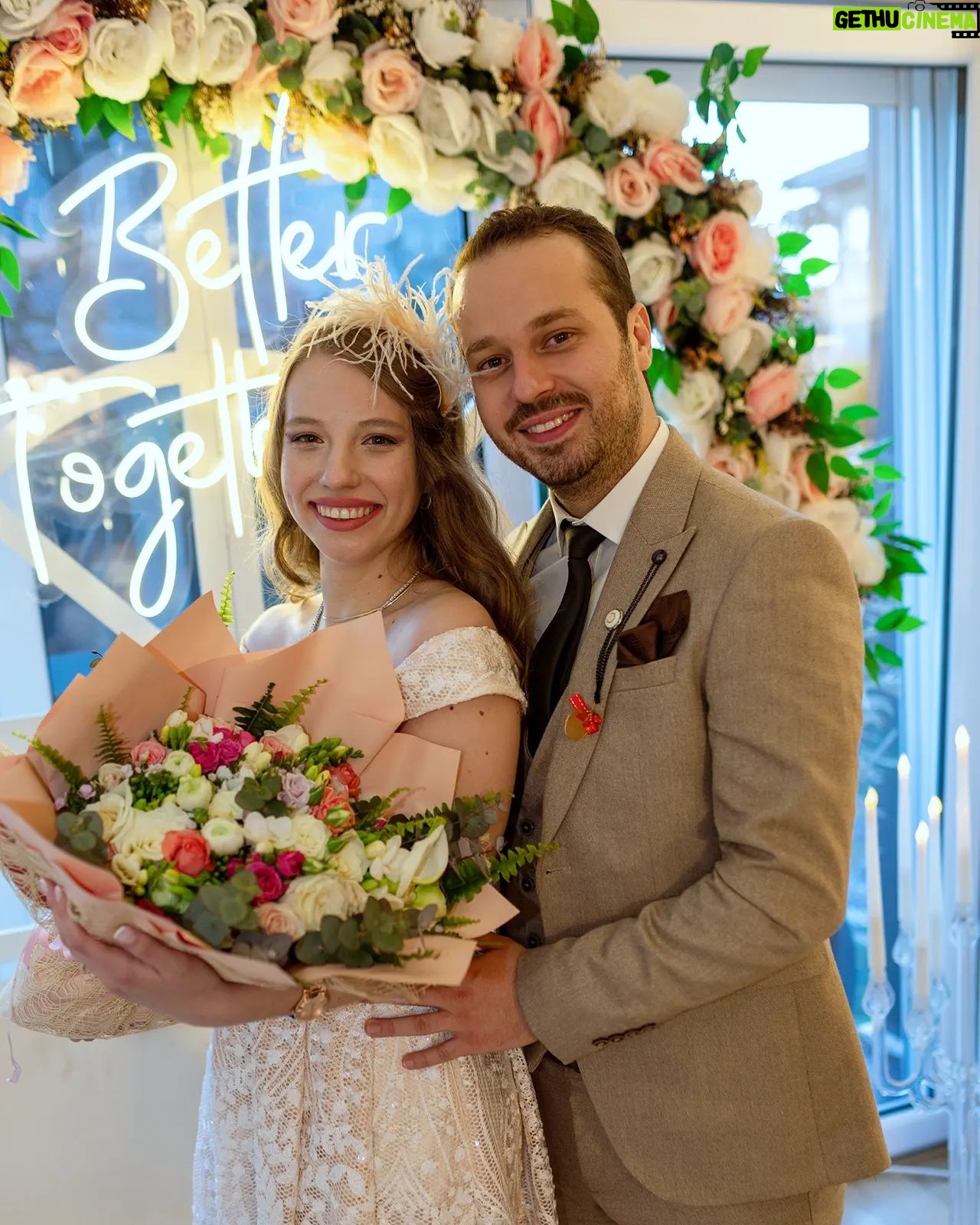 Dilara Mücaviroğlu - 8.9K Likes - 11.03.2023 en mutlu anımız💖 Ailem, çook sevdiklerim, sürprizler, kocaman bir sofra, aşk, sohbet, mutluluk...bugünün her anına minnettarım..💝🕊️
📸@bushchristopher Sen muhteşemsin, enerjin muazzam ve biz çok iyi bir ekip olduk! Bu işin en iyisi sensin! Seni çok seviyoruz..
😇 @hatmaker.co Tacımın mimarı, el emeği göz nuru...gözüm kapalı kendimi @mughey sana bıraktım ve daha iyisi olamazdı! İyi ki varsın ve rüya gibisin...
💐@vadiicicek Bu kısa süre de beni tanıyıp, hayalimi nasıl güzel tasarladınız...çook ince düşüncelisiniz, ne kadar mutlu oldum ve beni nasıl şaşırttınız, her zaman siz!
🌸@ozereventorganizasyon Yolum sizin kadar naif ve sizin kadar zevkli bir ekip ile karşılaştığı için ben çok şanslıyım. Her detayın en ince ayrıntısına kadar düşünmeniz...siz beni ışığınız ile büyülediniz!