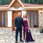 Dilara Mücaviroğlu Instagram - Sevgilim, yârim...gençliğim, neşem, arka taşım, en iyi arkadaşım, yoldaşım. Seninle her şey o kadar özel ve o kadar kıymetli ki...2017 den bu yana, dönüp arkama baktığımda, iyi ki hayatlarımıza dokunmuşuz diyorum, iyi ki yollarımız kesişmiş diyorum, iyi ki birbirimizin elini tutmaktan hiç bir zaman vazgeçmemişiz diyorum. Sakince, doya doya, acele etmeden, her anı en yüksek enerjimiz ile yaşadığımız çok duygusal kocaman bir aşk... Sevincimiz, gençliğimiz, dertlerimiz, sohbetimiz hep ortak oldu. Hep de ortak olsun, Ortak! Ve sen bugün doğdun ve ben senin, sana ait ve seninle olan her şeye şükrediyorum. O güzel yüzünden, bal gözlerinden gülücükler hiç eksik olmasın. Beraberce, el ele olduğumuz çook güzel yaşlar diliyorum. Seni seviyorum, iyi ki doğdun sevgili..❣️
