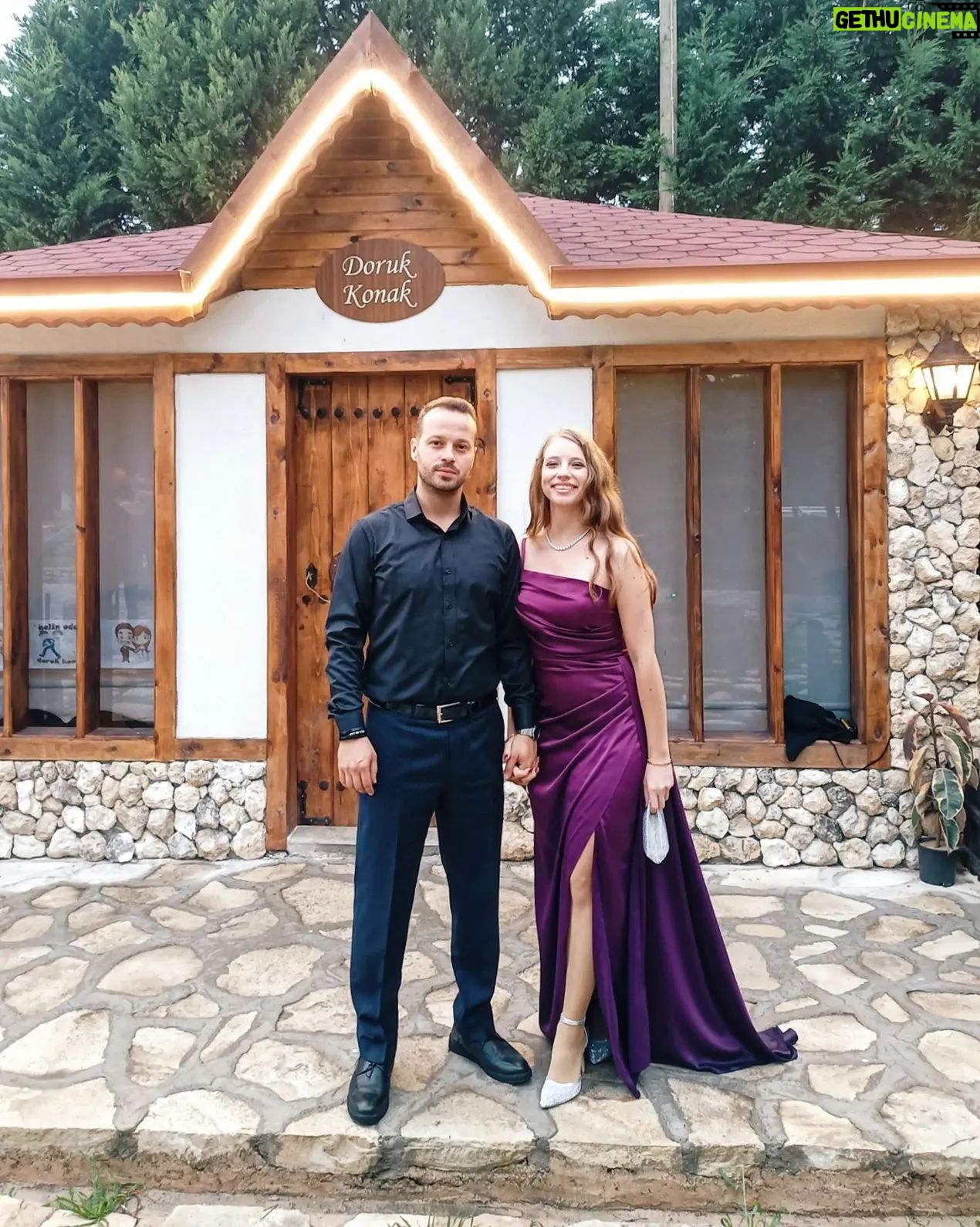 Dilara Mücaviroğlu - 2.9K Likes - Sevgilim, yârim...gençliğim, neşem, arka taşım, en iyi arkadaşım, yoldaşım. Seninle her şey o kadar özel ve o kadar kıymetli ki...2017 den bu yana, dönüp arkama baktığımda, iyi ki hayatlarımıza dokunmuşuz diyorum, iyi ki yollarımız kesişmiş diyorum, iyi ki birbirimizin elini tutmaktan hiç bir zaman vazgeçmemişiz diyorum. Sakince, doya doya, acele etmeden, her anı en yüksek enerjimiz ile yaşadığımız çok duygusal kocaman bir aşk... Sevincimiz, gençliğimiz, dertlerimiz, sohbetimiz hep ortak oldu. Hep de ortak olsun, Ortak! Ve sen bugün doğdun ve ben senin, sana ait ve seninle olan her şeye şükrediyorum. O güzel yüzünden, bal gözlerinden gülücükler hiç eksik olmasın. Beraberce, el ele olduğumuz çook güzel yaşlar diliyorum. Seni seviyorum, iyi ki doğdun sevgili..❣️