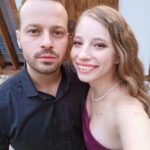 Dilara Mücaviroğlu Instagram - Sevgilim, yârim...gençliğim, neşem, arka taşım, en iyi arkadaşım, yoldaşım. Seninle her şey o kadar özel ve o kadar kıymetli ki...2017 den bu yana, dönüp arkama baktığımda, iyi ki hayatlarımıza dokunmuşuz diyorum, iyi ki yollarımız kesişmiş diyorum, iyi ki birbirimizin elini tutmaktan hiç bir zaman vazgeçmemişiz diyorum. Sakince, doya doya, acele etmeden, her anı en yüksek enerjimiz ile yaşadığımız çok duygusal kocaman bir aşk... Sevincimiz, gençliğimiz, dertlerimiz, sohbetimiz hep ortak oldu. Hep de ortak olsun, Ortak! Ve sen bugün doğdun ve ben senin, sana ait ve seninle olan her şeye şükrediyorum. O güzel yüzünden, bal gözlerinden gülücükler hiç eksik olmasın. Beraberce, el ele olduğumuz çook güzel yaşlar diliyorum. Seni seviyorum, iyi ki doğdun sevgili..❣️