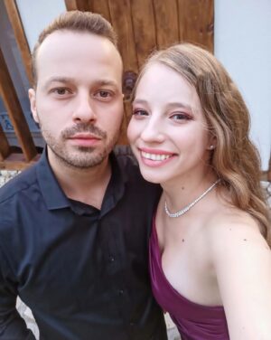 Dilara Mücaviroğlu Instagram - Sevgilim, yârim...gençliğim, neşem, arka taşım, en iyi arkadaşım, yoldaşım. Seninle her şey o kadar özel ve o kadar kıymetli ki...2017 den bu yana, dönüp arkama baktığımda, iyi ki hayatlarımıza dokunmuşuz diyorum, iyi ki yollarımız kesişmiş diyorum, iyi ki birbirimizin elini tutmaktan hiç bir zaman vazgeçmemişiz diyorum. Sakince, doya doya, acele etmeden, her anı en yüksek enerjimiz ile yaşadığımız çok duygusal kocaman bir aşk... Sevincimiz, gençliğimiz, dertlerimiz, sohbetimiz hep ortak oldu. Hep de ortak olsun, Ortak! Ve sen bugün doğdun ve ben senin, sana ait ve seninle olan her şeye şükrediyorum. O güzel yüzünden, bal gözlerinden gülücükler hiç eksik olmasın. Beraberce, el ele olduğumuz çook güzel yaşlar diliyorum. Seni seviyorum, iyi ki doğdun sevgili..❣️