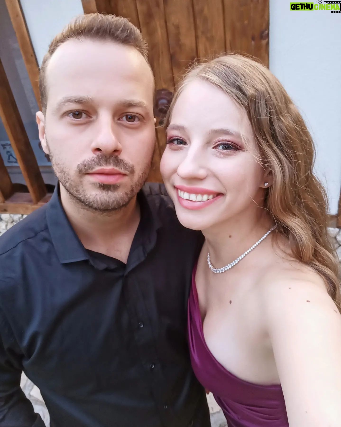 Dilara Mücaviroğlu - 2.9K Likes - Sevgilim, yârim...gençliğim, neşem, arka taşım, en iyi arkadaşım, yoldaşım. Seninle her şey o kadar özel ve o kadar kıymetli ki...2017 den bu yana, dönüp arkama baktığımda, iyi ki hayatlarımıza dokunmuşuz diyorum, iyi ki yollarımız kesişmiş diyorum, iyi ki birbirimizin elini tutmaktan hiç bir zaman vazgeçmemişiz diyorum. Sakince, doya doya, acele etmeden, her anı en yüksek enerjimiz ile yaşadığımız çok duygusal kocaman bir aşk... Sevincimiz, gençliğimiz, dertlerimiz, sohbetimiz hep ortak oldu. Hep de ortak olsun, Ortak! Ve sen bugün doğdun ve ben senin, sana ait ve seninle olan her şeye şükrediyorum. O güzel yüzünden, bal gözlerinden gülücükler hiç eksik olmasın. Beraberce, el ele olduğumuz çook güzel yaşlar diliyorum. Seni seviyorum, iyi ki doğdun sevgili..❣️